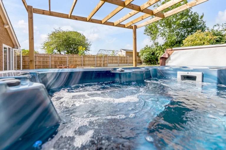 Jacuzzi spa with pergola and garden view